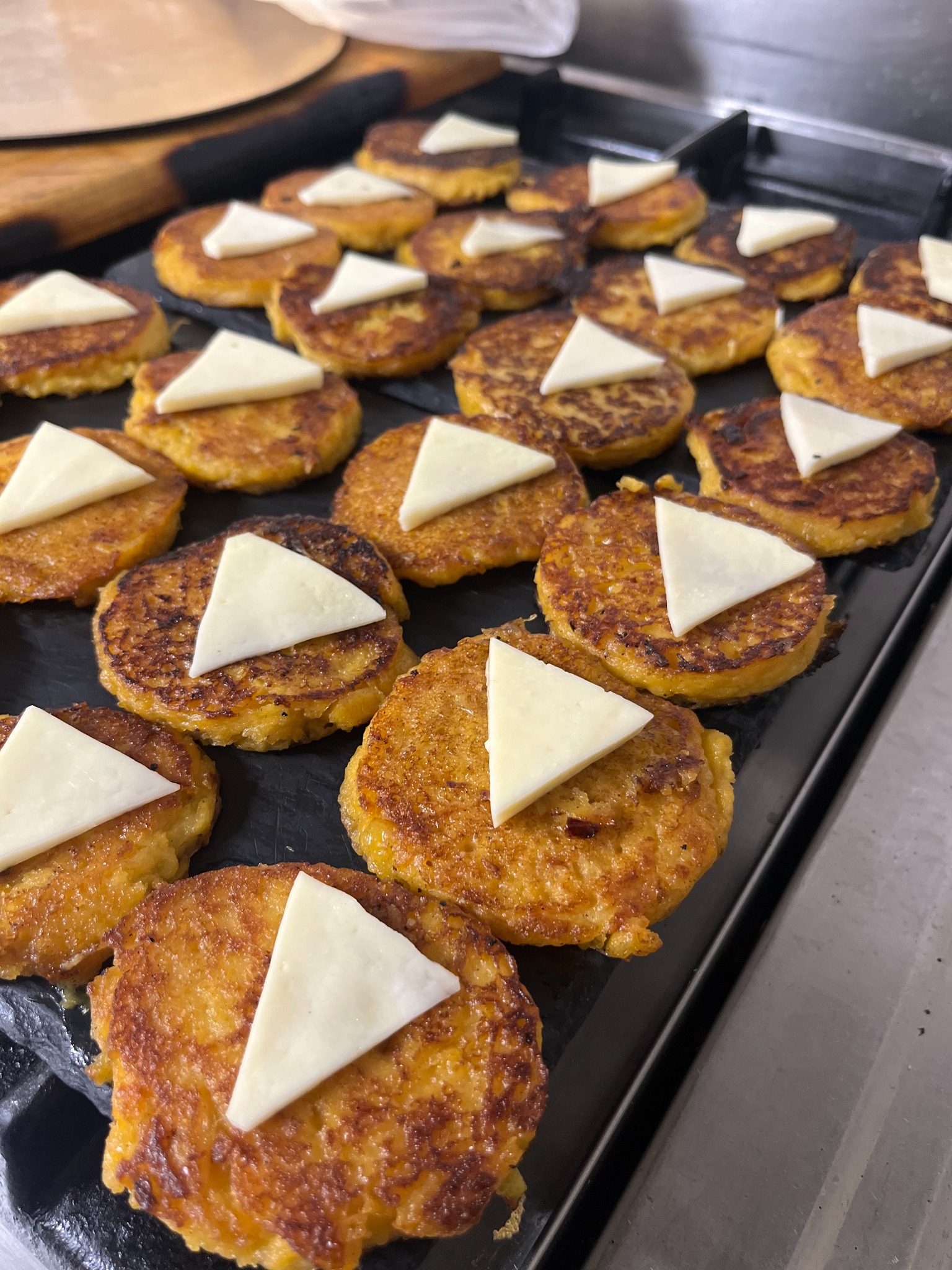 Mini cachapas de maíz con queso latino
